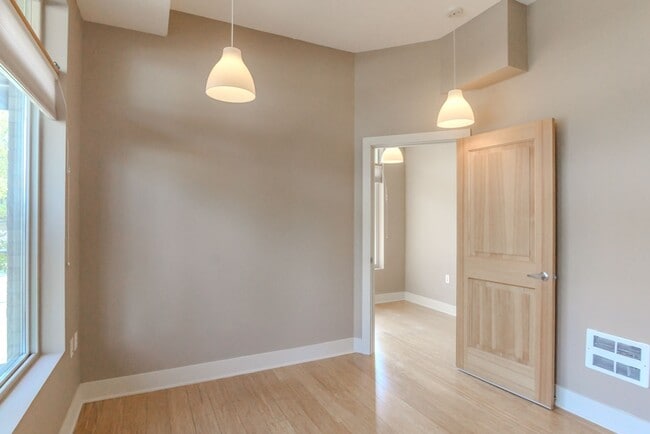 Building Photo - 3Bd/2.5Ba Seattle Townhouse