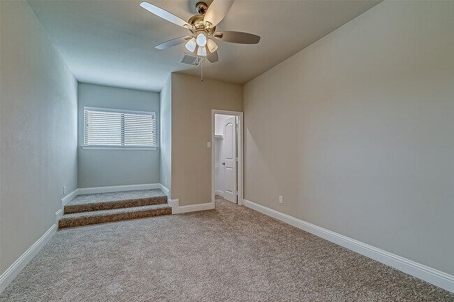 Building Photo - 327 Sweetspire Dr