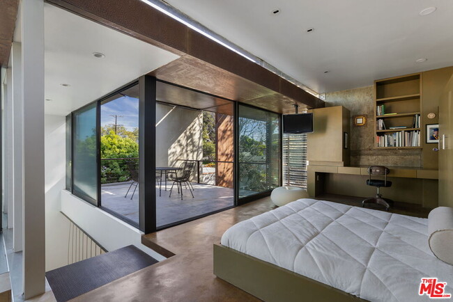 Building Photo - 615 Woodlawn Ave