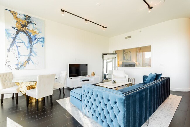 Building Photo - Fully Furnished High Rise with Wynn Golf Course Views!