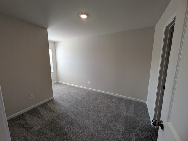 Building Photo - 831 Powder Br Dr