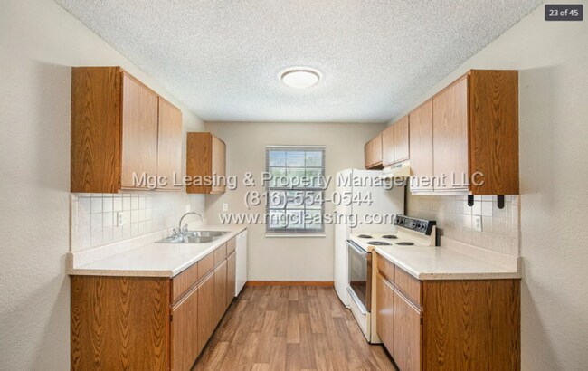 Building Photo - Spacious 2nd Floor Townhome - January Special - Reduced Rate with a 15 Month Lease!