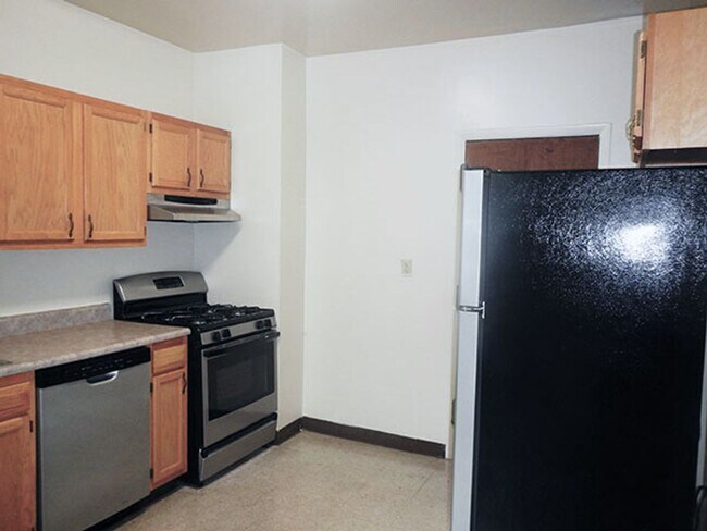 Building Photo - Second Floor Apartment Available 8/1/26