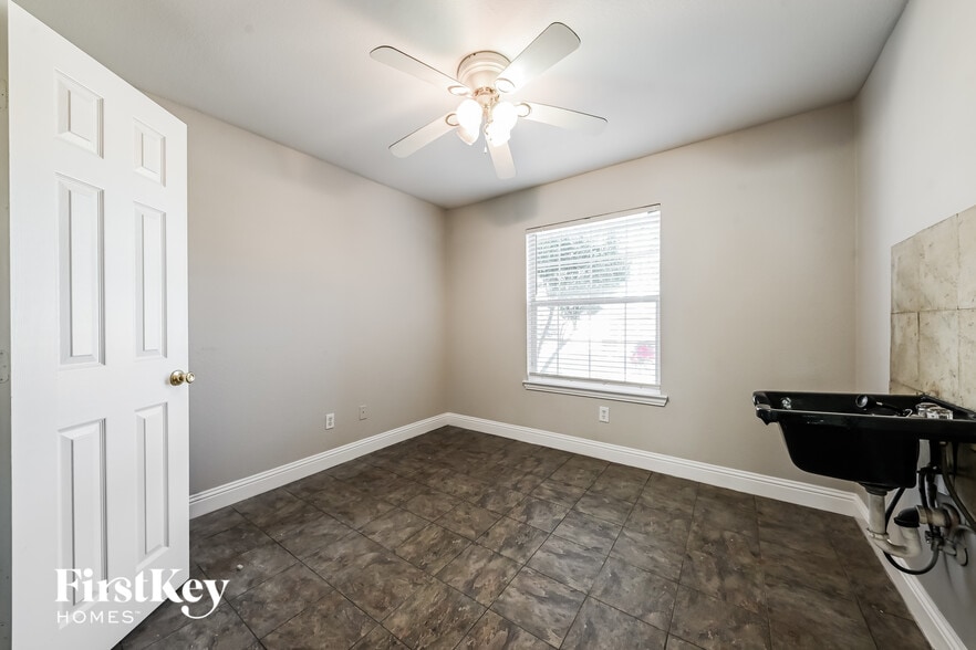 Building Photo - 502 Dover Park Trail