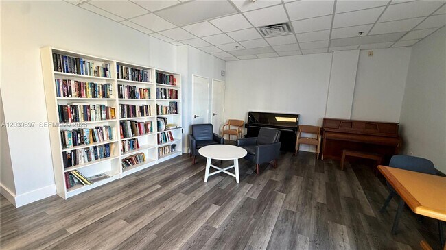 Building Photo - 3701 N Country Club Dr