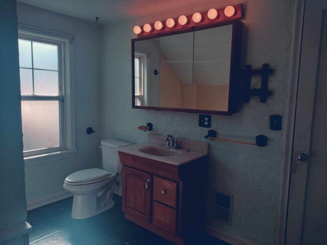 Building Photo - Charming 5 Bed, 2 bath home in the heart o...