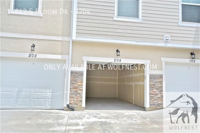 Building Photo - Stunning 3 Bed Herriman Condo! No Deposit ...