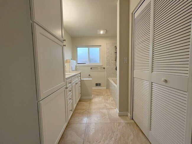 Building Photo - Beautifully Updated 4-Bedroom Home in Prime Mountain View Location!