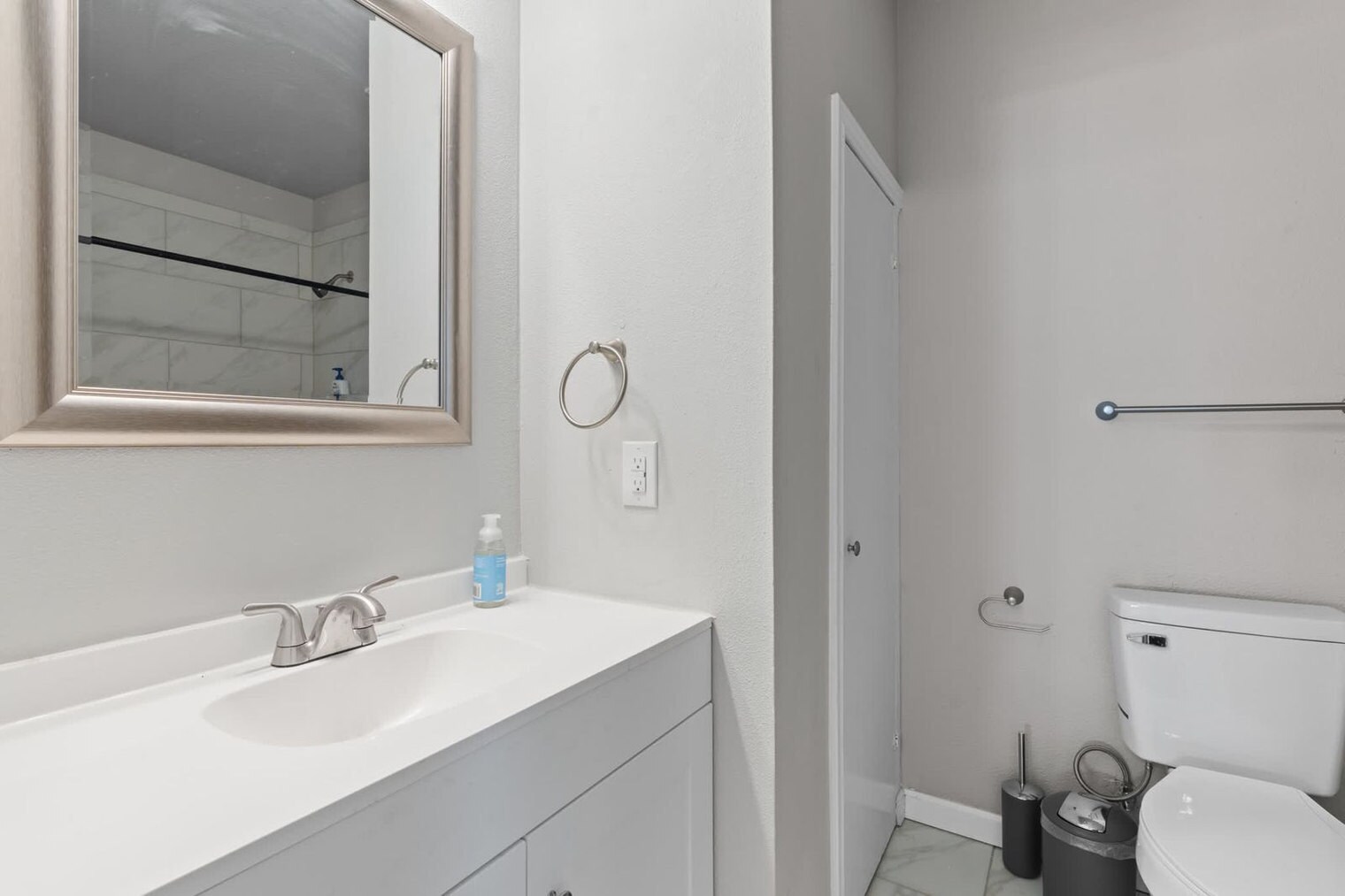 Building Photo - 1004 E Powell Ave