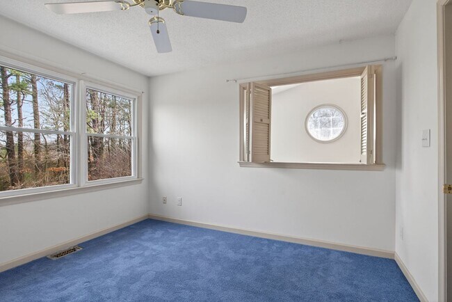 Building Photo - Yorktown Townhouse