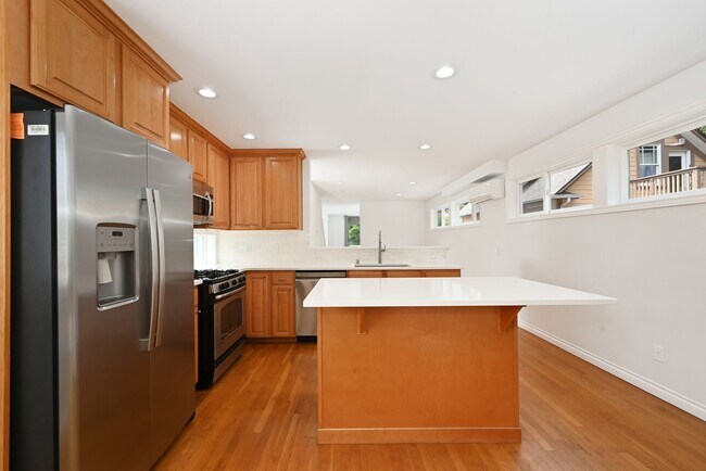 Building Photo - 3-Story Greenlake Home - Private Yard and ...