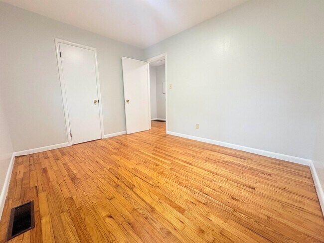 Building Photo - 1504 Sunset Ln
