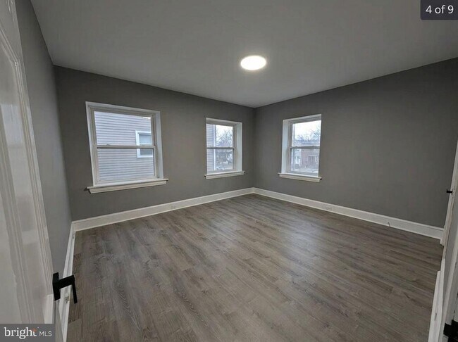 Building Photo - 1109 W James St