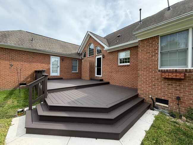 Building Photo - 4 Bed / 2.5 Bath Single Family Home