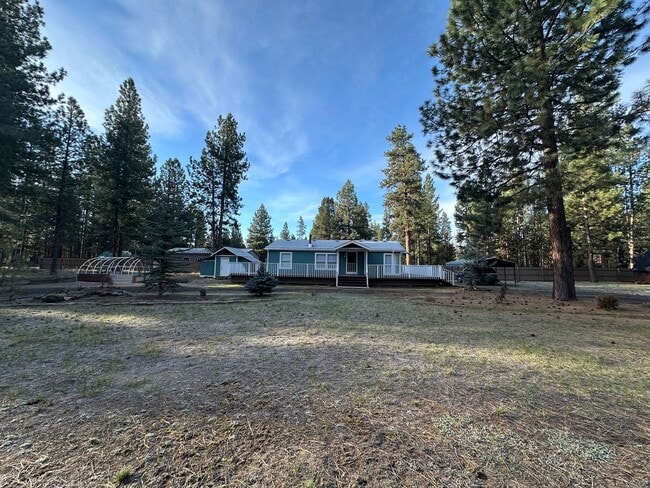 Building Photo - Adorable home in La Pine area, 1.5 acres fully fenced!!