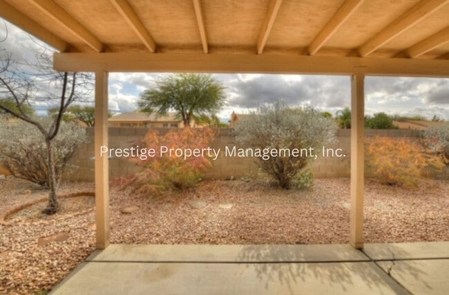 Building Photo - 3/2 Beautiful Rita Ranch Home With Open Design!!!