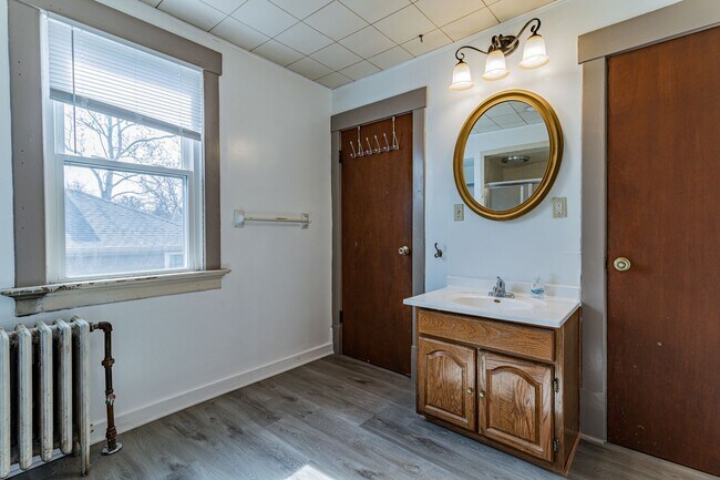 Building Photo - 5 bedroom, 2 bath home, close to U of I, MTD lines, local shopping & dining!! - Available August ...
