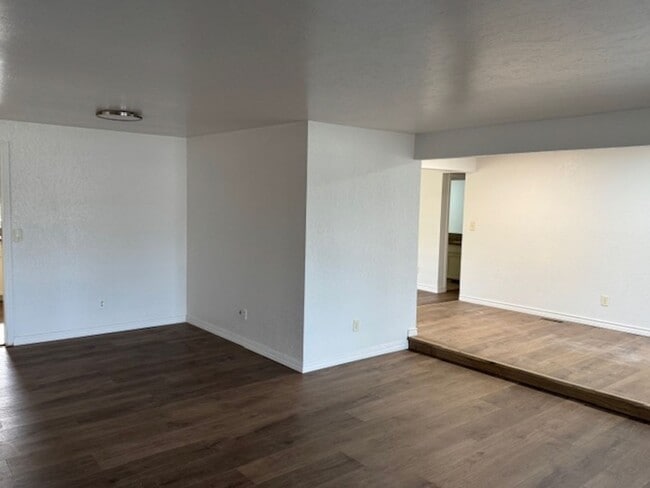 Building Photo - AVAILABLE NOW!!  LARGE, REMODELED 3 BEDROOM HOME / LARGE FENCED YARD