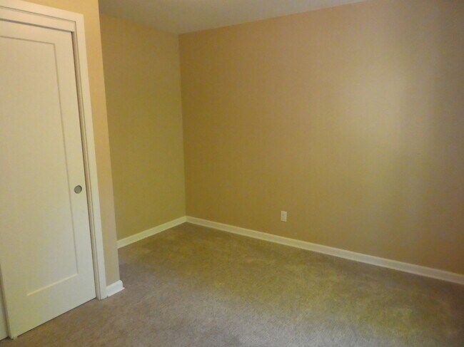 Building Photo - 1420 Dollar St