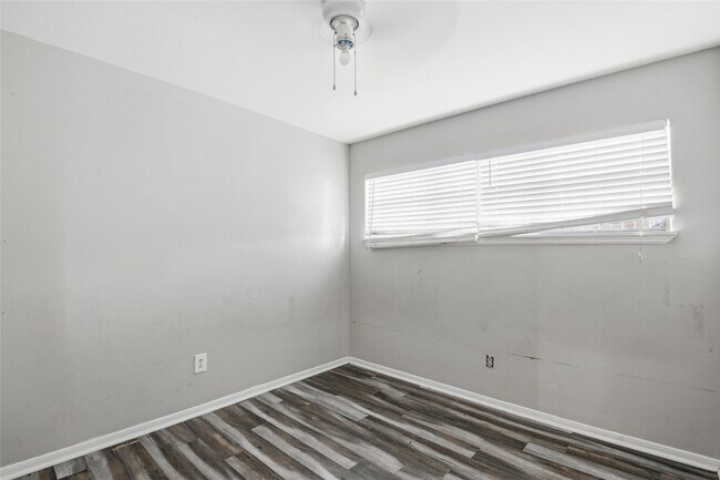 Building Photo - 5010 Ennis St