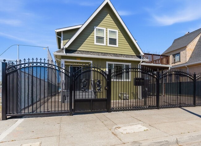 Building Photo - Newly Remodeled 4-Bedroom Oakland Duplex with Gated Parking