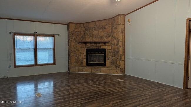 Building Photo - 165 Woodlands Ln