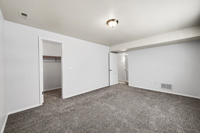 Building Photo - $2,995, 4 bed, 3.5 bath, located in Monume...