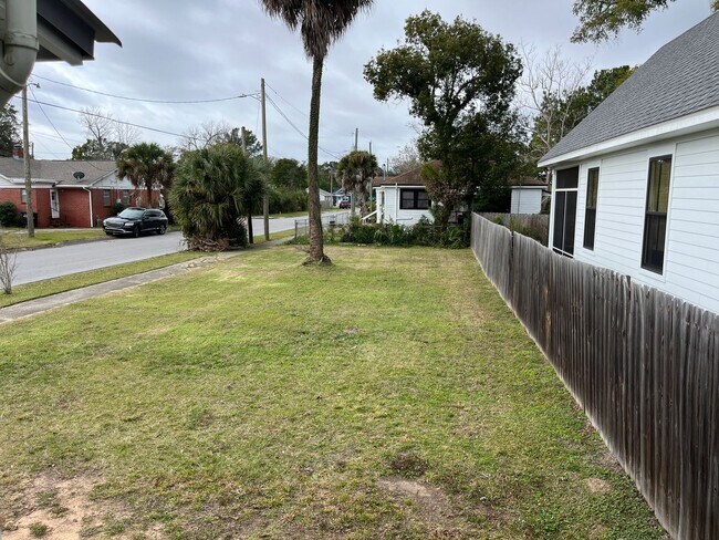 Building Photo - Furnished Downtown Mid Term Rental near East Hill