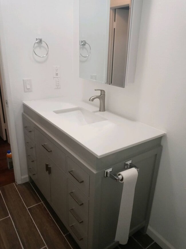 Building Photo - Upgraded 2b/1b duplex for rent!