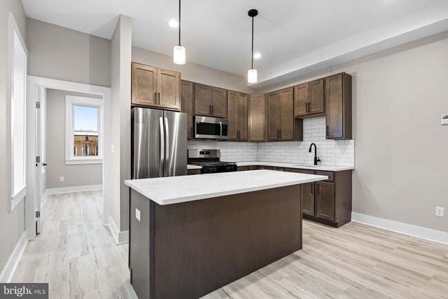 Building Photo - 400 S Conkling St