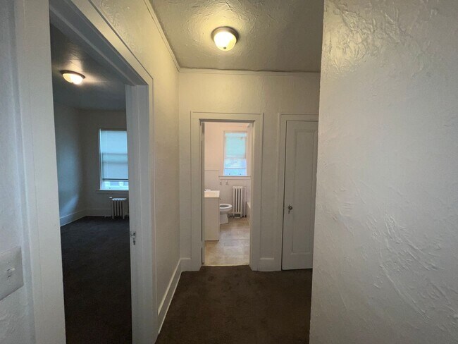 Interior Photo - 423 Washington