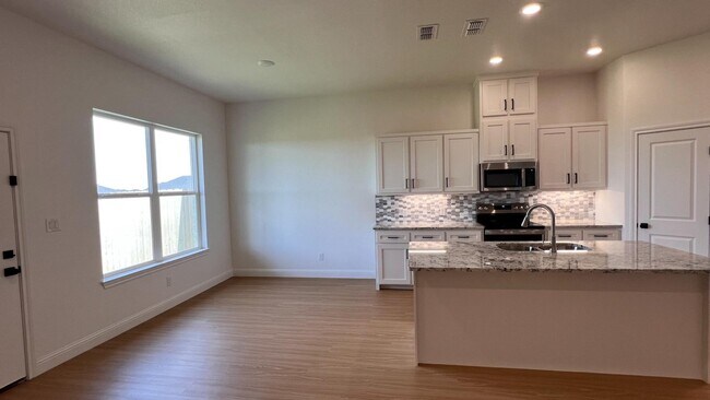 Building Photo - 304 Woodstock Ln
