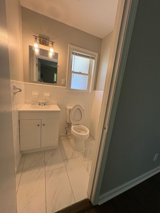Building Photo - Beautifully Updated 4 bedroom 2 bath home - Open to Section 8