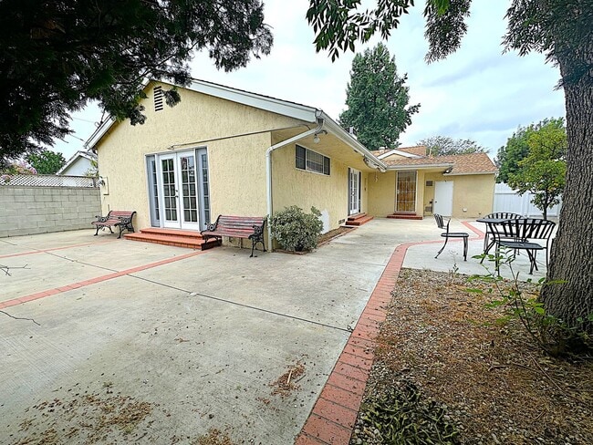 Building Photo - BEAUTIFUL 3 BDRM/2BATH ENCINO HOME