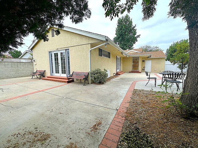 Building Photo - Charming 3-Bedroom, 2-Bath Home in Prime E...
