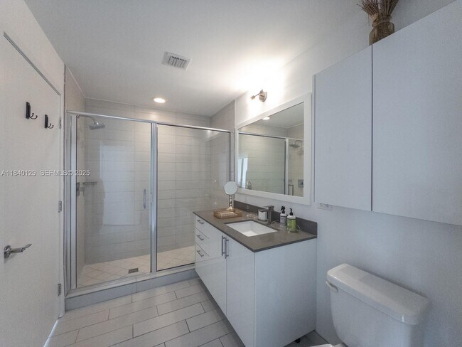 Building Photo - 999 SW 1st Ave