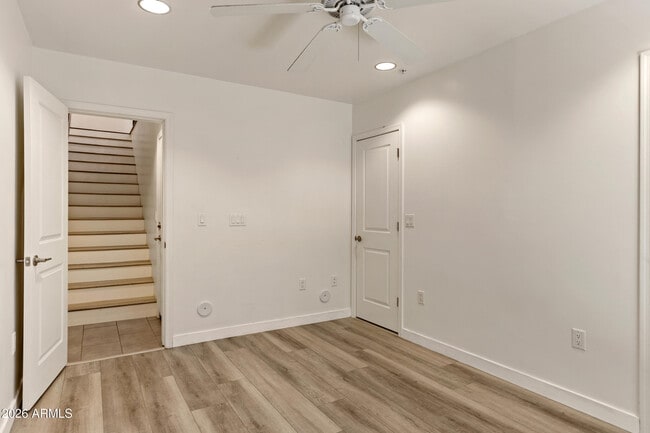 Building Photo - 421 W 6th St