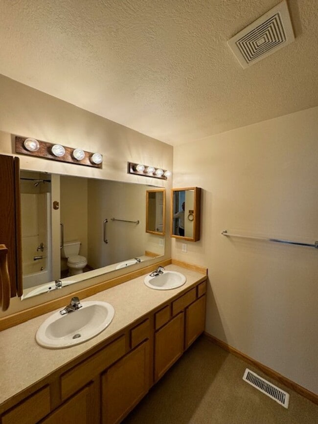 Building Photo - 2 Bedroom, 2 Bathroom Townhouse