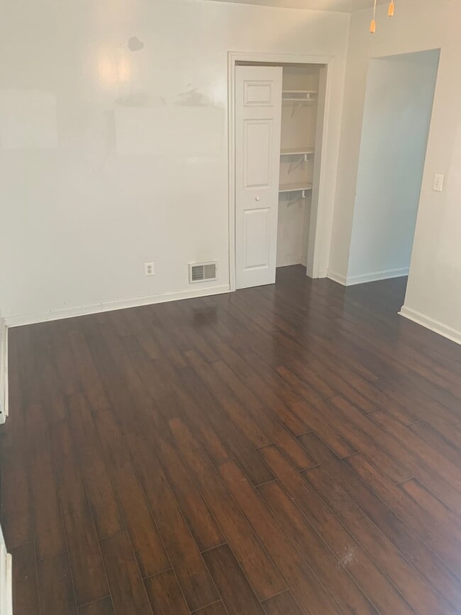Building Photo - Two Bedroom/1.5 Bath in the Heart of Mt. W...