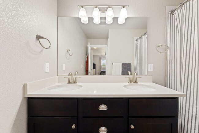 Building Photo - 2 Bed 3.5 Bath Townhome in Fort Collins!