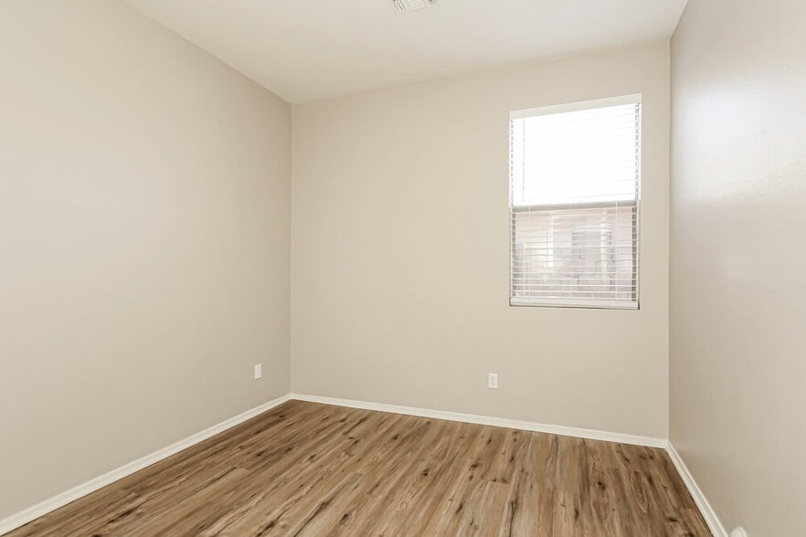 Building Photo - 9450 W Ross Ave
