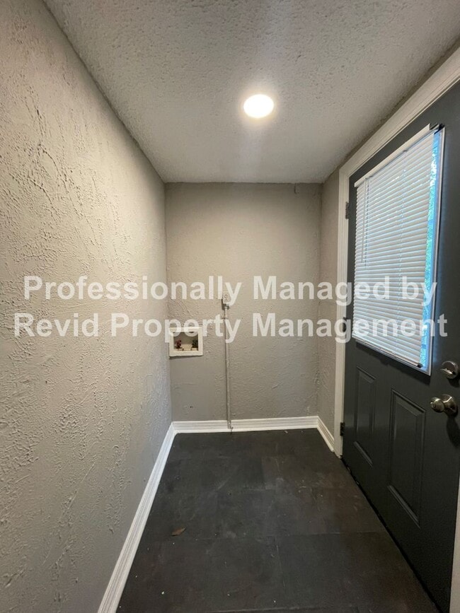 Building Photo - 1137 Catalina St