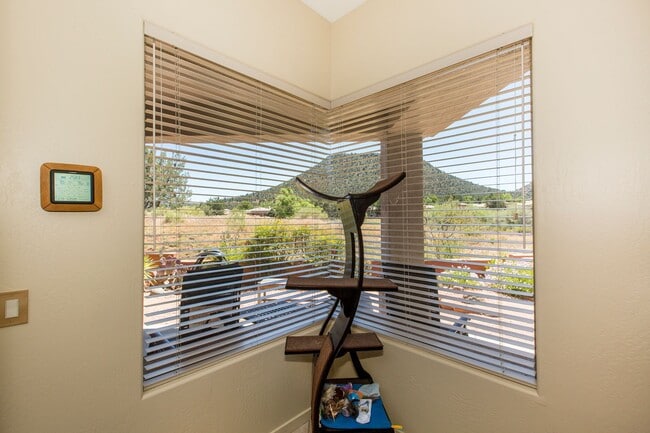Building Photo - Open, light and bright, quiet Sedona Golf ...