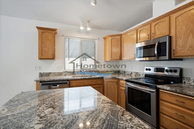 Building Photo - Lovely 3 Bedroom 2 Bath Home w/ 2 Car Gara...