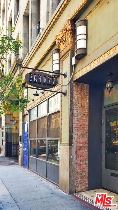 Building Photo - 460 S Spring St