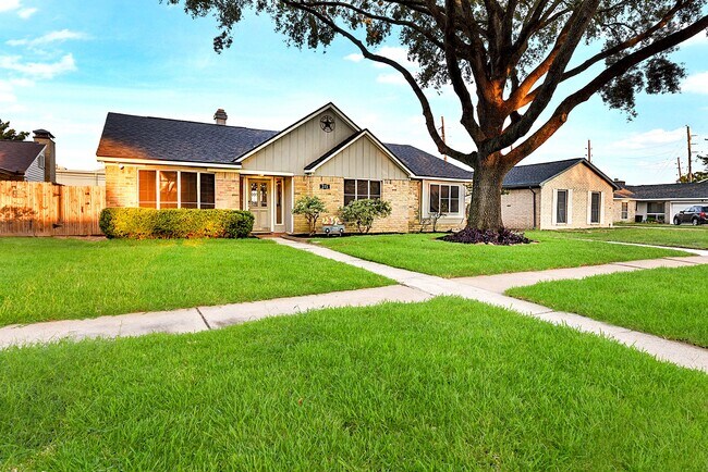 Building Photo - 215 Gentilly Dr