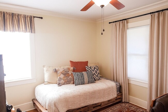 Building Photo - 3 Bed/2 Bath Craftsman Beauty in Historic ...