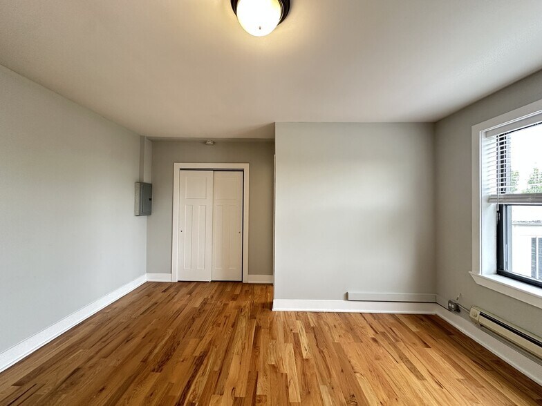 Building Photo - 4349 N Damen