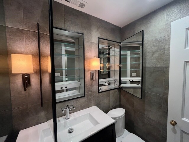 Master Bath Ample Storage - 2000 N Lincoln Park W
