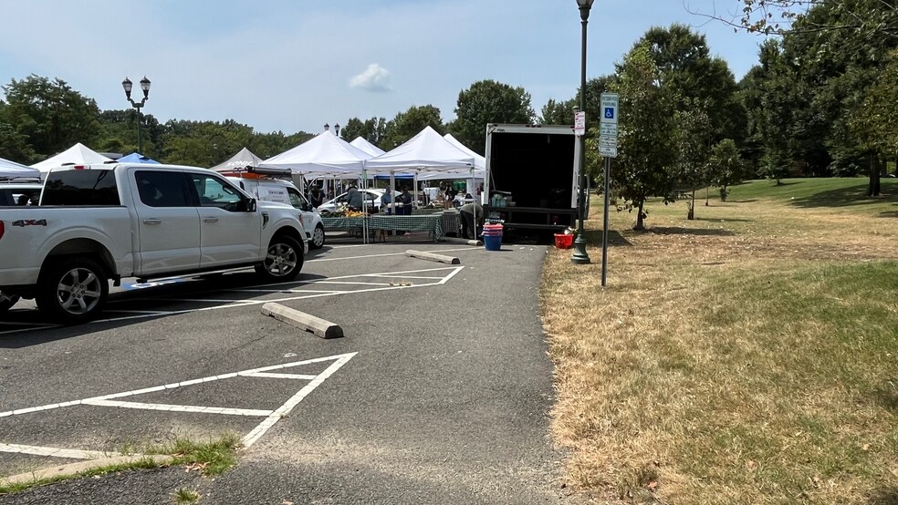 Weekly Sunday farmers market in Ben Brenman Park, a couple minute walk - 127 S Jordan St